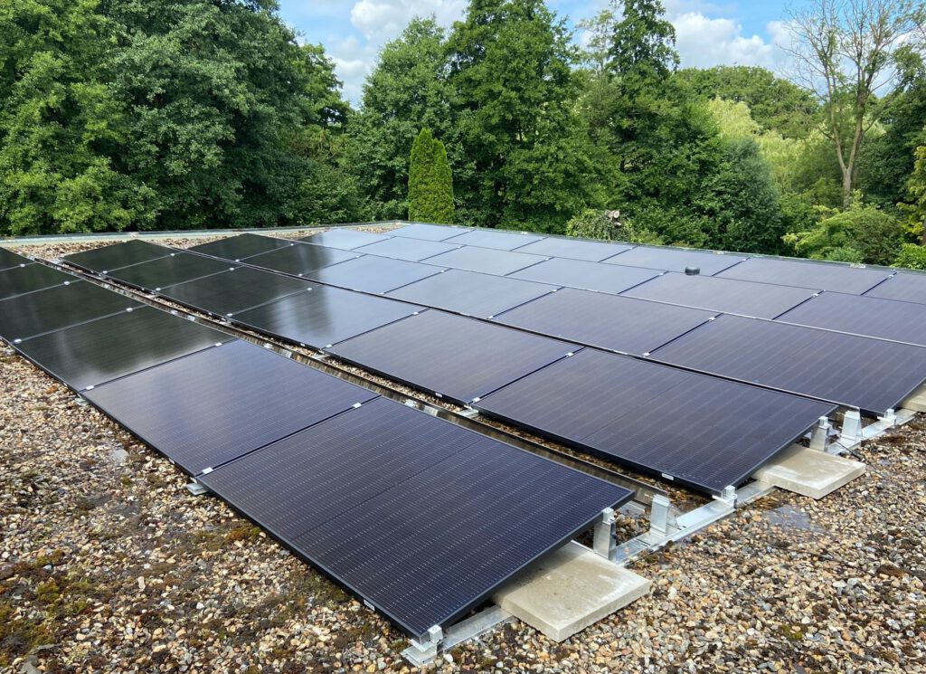 Photovoltaikmodule auf einem Flachdach in Bad Segeberg